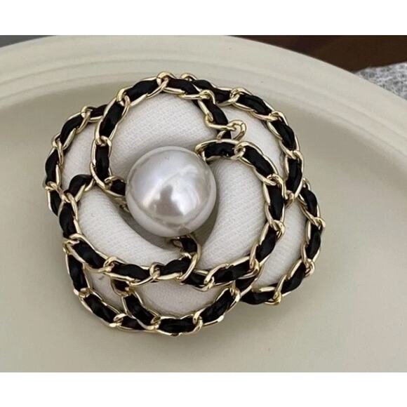 Camelia Flower Faux Pearl white and black chain gold Brooch* Beautiful Pin - Picture 1 of 1